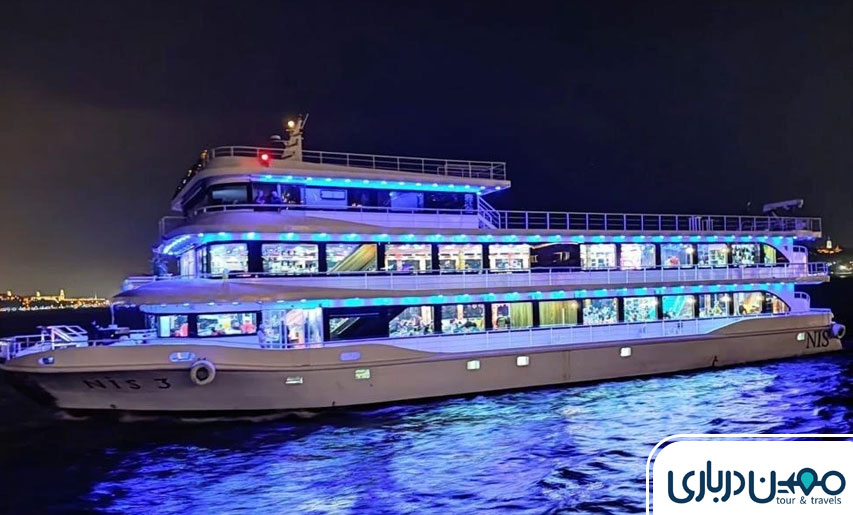 کشتی‌های تفریحی کیش در شب