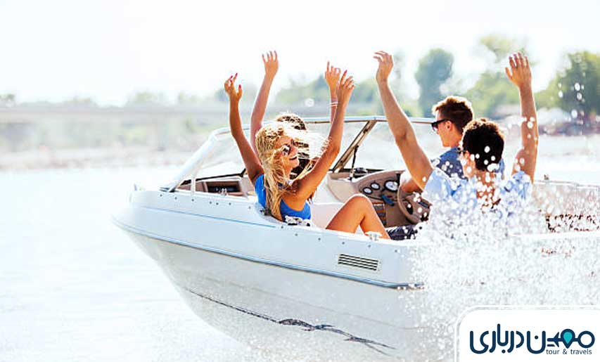 قایق سواری در دریاچه بوستان غدیر مشهد